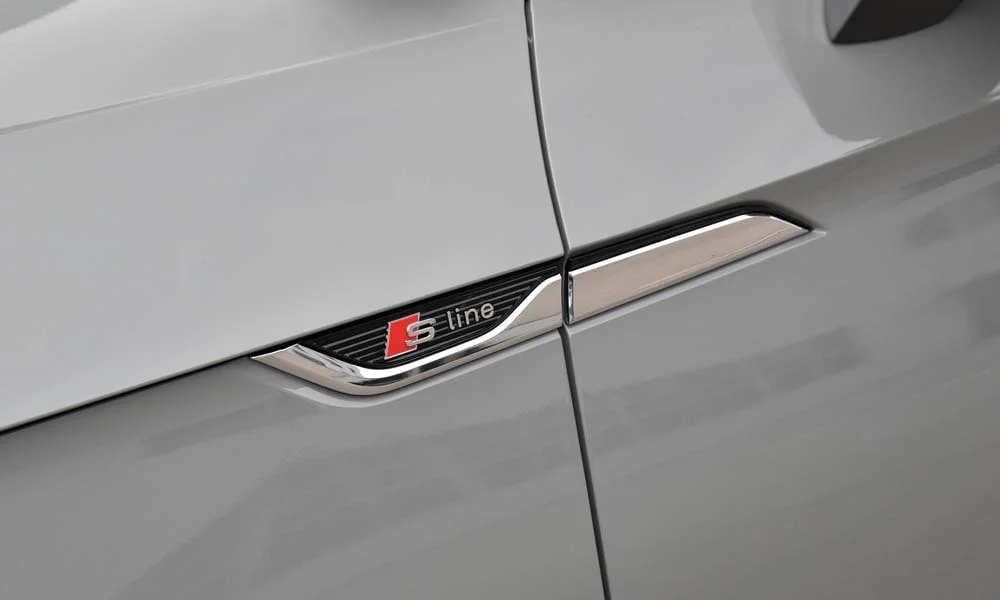 Фото Audi A5 (2024) — дверная ручка. Зона ручки крупным планом: подгонка панелей и кромок Audi A5 (2024) — дверная ручка