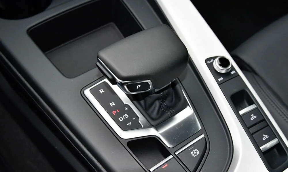 Фото Audi A5 (2024) — селектор коробки передач. Селектор трансмиссии на центральной консоли. Режимы движения и электронный ручник собраны рядом с селектором Audi A5 (2024) — селектор коробки передач