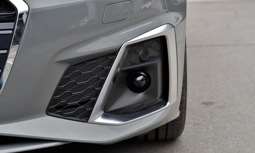 Фото Audi A5 (2024) — передняя оптика. Фара вблизи — самый детализированный элемент экстерьера. Светодиодная оптика служит весь срок жизни машины без замены ламп Audi A5 (2024) — передняя оптика