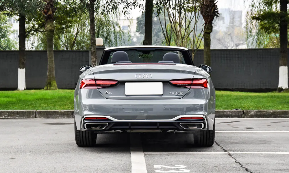 Фото Audi A5 (2024) — вид сзади, фото 3. Серый кузов сзади — фонари и бампер определяют ночной образ модели Audi A5 (2024) — вид сзади, фото 3