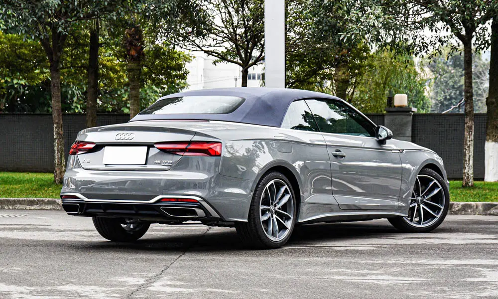 Фото Audi A5 (2024) — вид сзади, фото 6. Линия крыши, стойки и задняя дверь в сером исполнении Audi A5 (2024) — вид сзади, фото 6