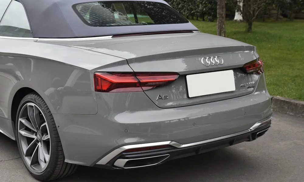 Фото Audi A5 (2024) — вид сзади, фото 9. Корма в сером цвете: графика фонарей и пластика пятой двери Audi A5 (2024) — вид сзади, фото 9