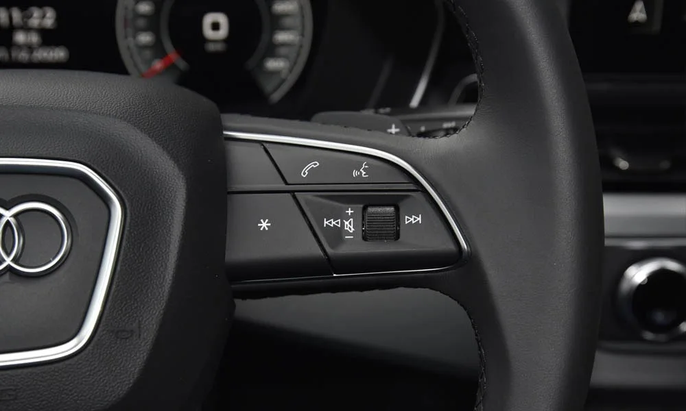 Фото Audi A5 (2024) — руль, фото 2. Обшивка обода и компоновка спиц крупным планом Audi A5 (2024) — руль, фото 2