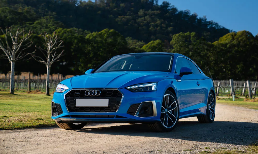 Фото Audi A5 — вид спереди, фото 15. Синий кузов, строгая симметрия оптики — базовый ракурс знакомства с дизайном Audi A5 — вид спереди, фото 15