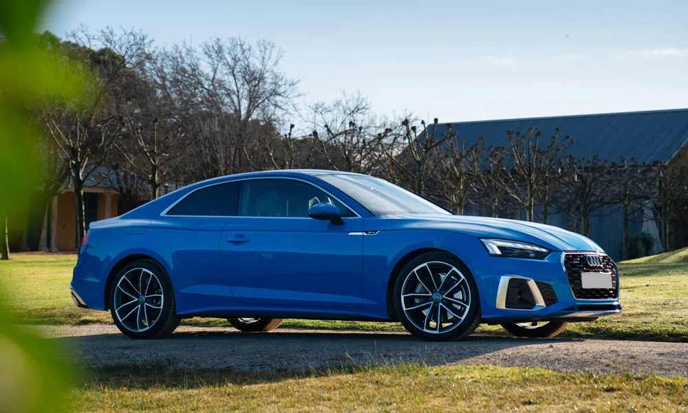 Фото Audi A5 — вид спереди, фото 17. Передок в синем исполнении — крупная светотехника и выразительный бампер. Дневные ходовые огни включаются автоматически с запуском Audi A5 — вид спереди, фото 17