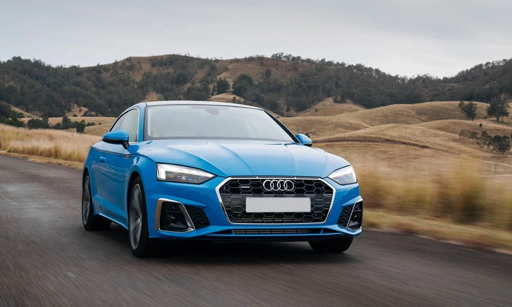 Фото Audi A5 — вид спереди, фото 18. Анфас: пропорции капота, посадка кузова и графика ходовых огней. Дневные ходовые огни включаются автоматически с запуском Audi A5 — вид спереди, фото 18