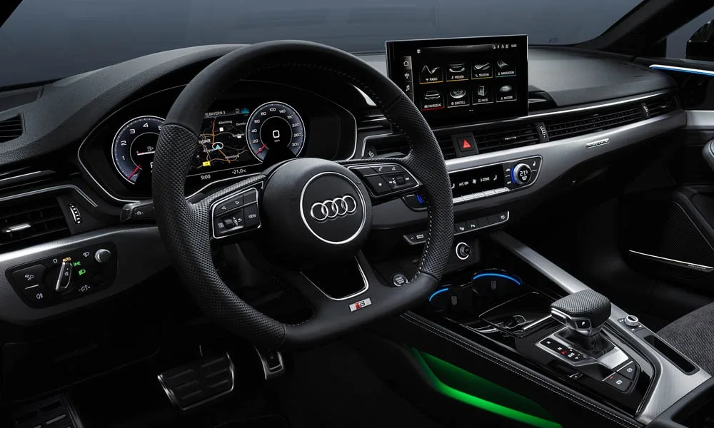 Фото Audi A5 — приборная панель, фото 2. Скорость, запас хода и подсказки ассистентов перед глазами Audi A5 — приборная панель, фото 2