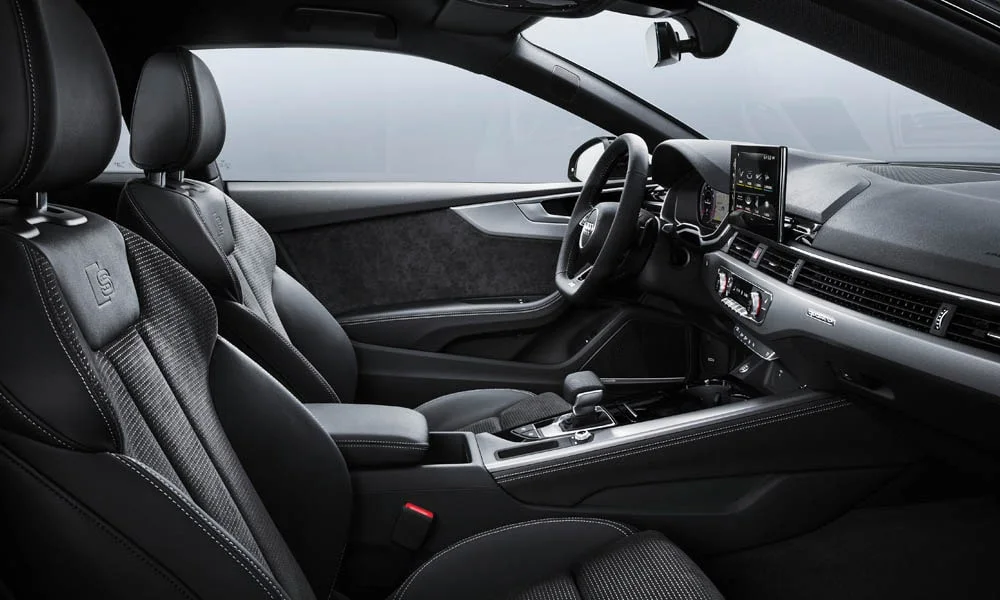 Фото Audi A5 — интерьер, фото 5. Общий план салона: архитектура панели, консоль и кресла. Уровень отделки читается по стыкам панелей и мягким поверхностям в зонах касания Audi A5 — интерьер, фото 5