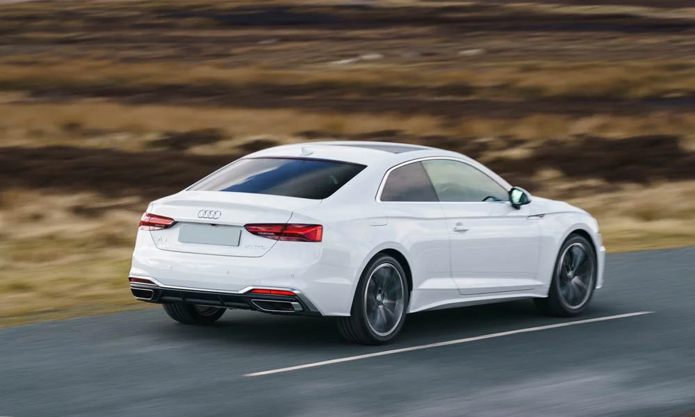 Фото Audi A5 — вид сзади, фото 12. Линия крыши, стойки и задняя дверь в белом исполнении Audi A5 — вид сзади, фото 12