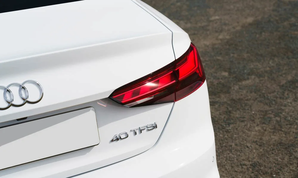 Фото Audi A5 — вид сзади, фото 13. Белый кузов сзади — фонари и бампер определяют ночной образ модели. Светодиодная полоса или раздельные секции — задняя оптика стала главным украшением кормы Audi A5 — вид сзади, фото 13