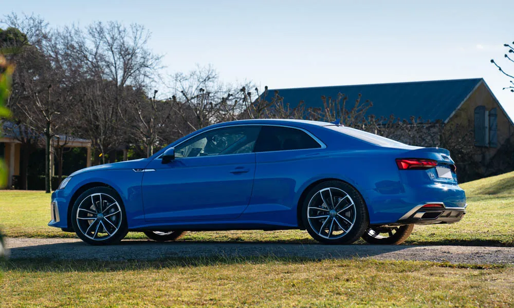 Фото Audi A5 — вид сзади, фото 15. Графика фонарей, бампер и оформление пятой двери Audi A5 — вид сзади, фото 15
