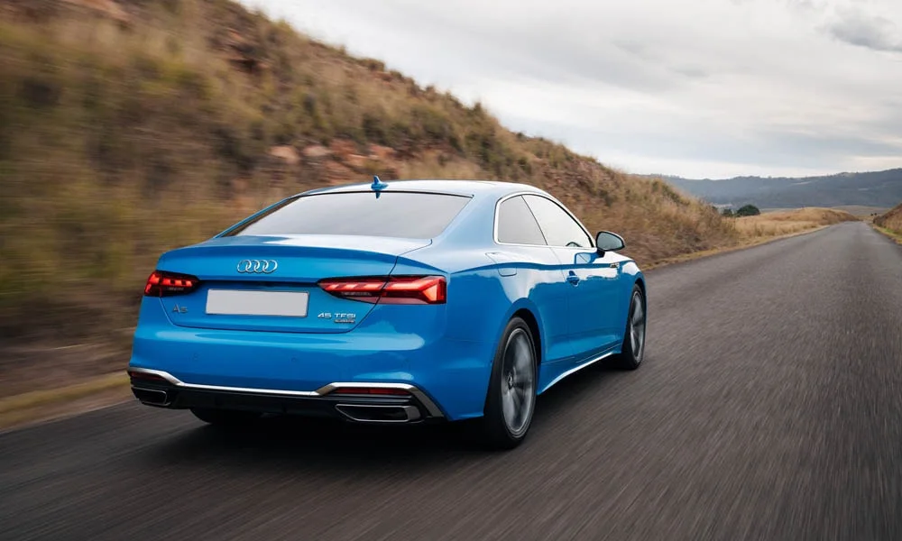 Фото Audi A5 — вид сзади, фото 16. Корма в синем цвете: графика фонарей и пластика пятой двери Audi A5 — вид сзади, фото 16