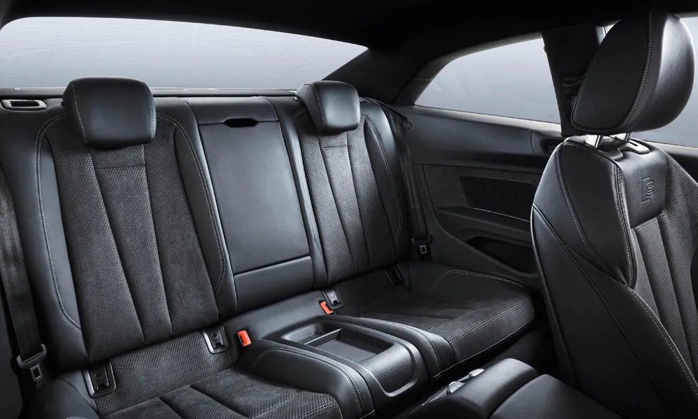Фото Audi A5 — задние сиденья, фото 2. Задний диван в алькантаре: посадка и центральный подлокотник. Плоский пол упрощает посадку втроём Audi A5 — задние сиденья, фото 2