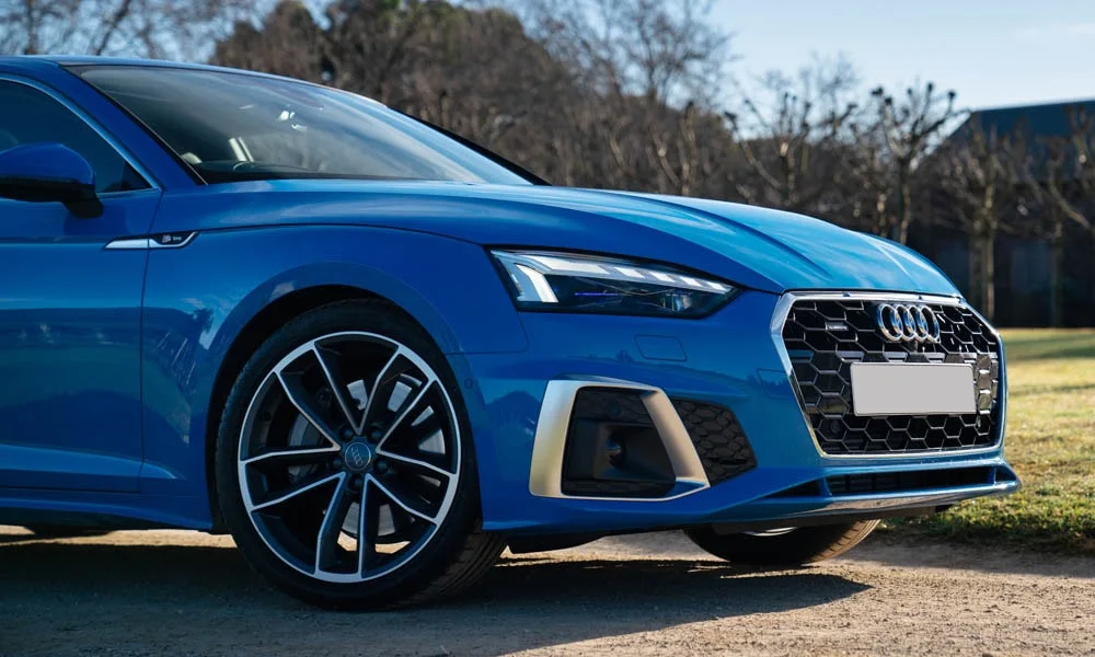 Фото Audi A5 — вид сбоку, фото 4. Синий кузов в профиль — пропорции, высота посадки и дизайн дисков Audi A5 — вид сбоку, фото 4