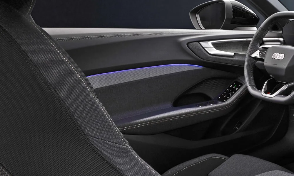 Фото Audi A5 Sportback — дверная карта. Подлокотник, динамик и блок стеклоподъёмников. Мягкая вставка в зоне локтя — то, что чувствуешь каждый день Audi A5 Sportback — дверная карта
