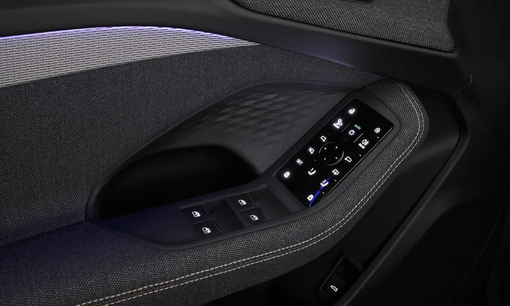 Фото Audi A5 Sportback — дверная карта, фото 2. Внутренняя панель двери: сочетание материалов и компоновка управления в светло-серой гамме. Мягкая вставка в зоне локтя — то, что чувствуешь каждый день Audi A5 Sportback — дверная карта, фото 2