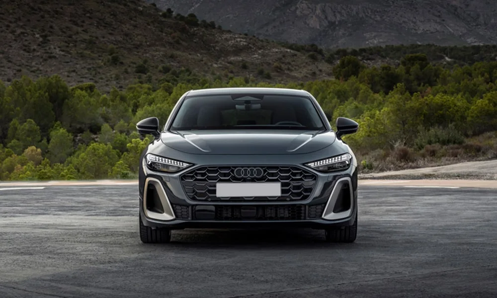 Фото Audi A5 Sportback — вид спереди, фото 3. Кузов в сером цвете: рисунок оптики и решётки задаёт узнаваемое «лицо» модели Audi A5 Sportback — вид спереди, фото 3