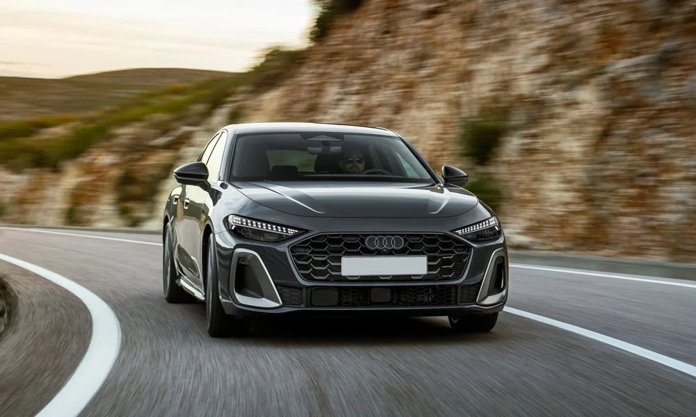 Фото Audi A5 Sportback — вид спереди, фото 5. Анфас: пропорции капота, посадка кузова и графика ходовых огней. Дневные ходовые огни включаются автоматически с запуском Audi A5 Sportback — вид спереди, фото 5