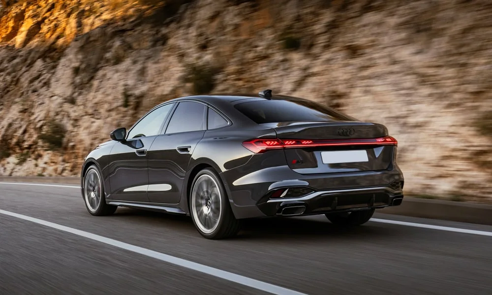 Фото Audi A5 Sportback — вид сзади, фото 5. Линия крыши, стойки и задняя дверь в чёрном исполнении. Насадки выхлопа или их имитация внизу бампера различают версии Audi A5 Sportback — вид сзади, фото 5