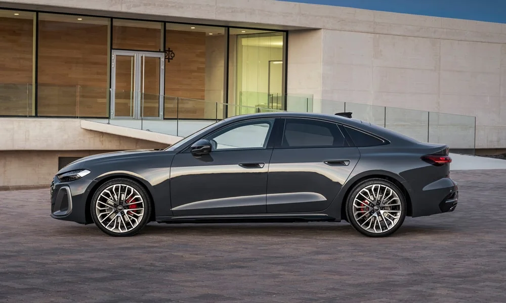 Фото Audi A5 Sportback — вид сбоку, фото 2. Профиль кузова: колёсная база, свесы и линия остекления. Длинная база — простор второго ряда; короткие свесы упрощают парковку Audi A5 Sportback — вид сбоку, фото 2
