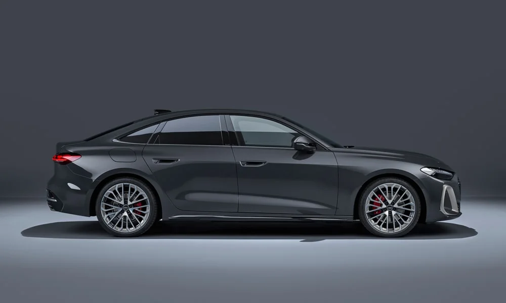Фото Audi A5 Sportback — вид сбоку, фото 3. Сбоку читаются линия остекления и характер выштамповок на сером кузове. Длинная база — простор второго ряда; короткие свесы упрощают парковку Audi A5 Sportback — вид сбоку, фото 3