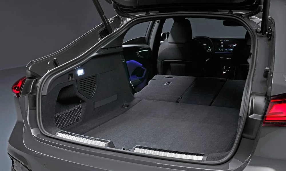 Фото Audi A5 Sportback — багажник, фото 2. Форма проёма, ровный пол и организация пространства. Спинки второго ряда складываются и расширяют отсек под длинные грузы Audi A5 Sportback — багажник, фото 2