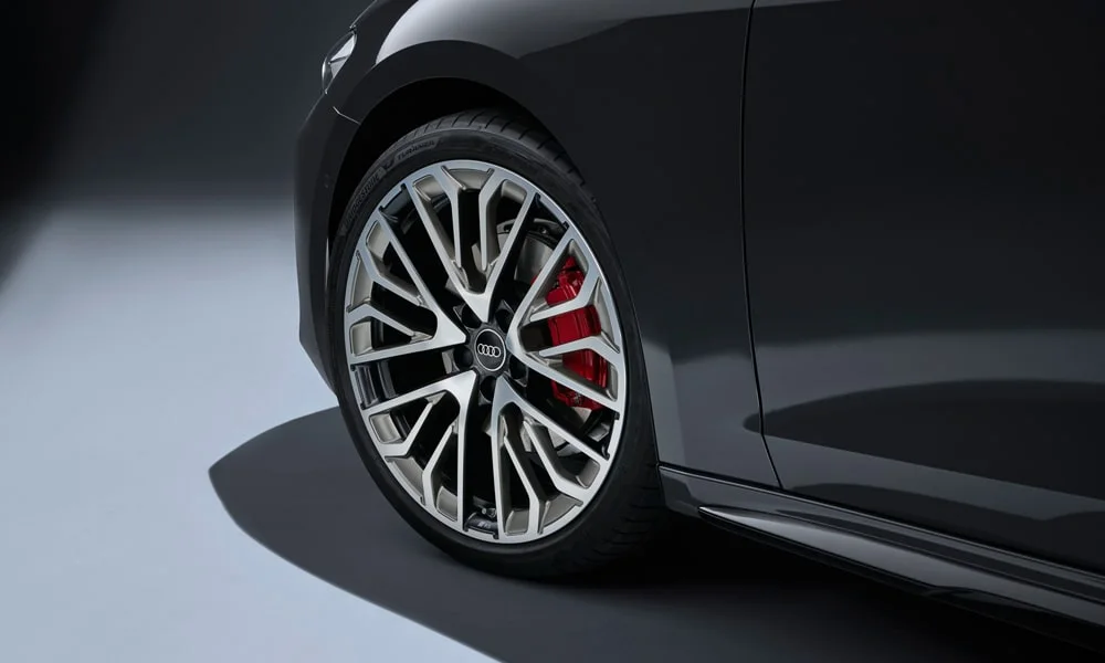 Фото Audi A5 Sportback — колесо и диск. Дизайн спиц и профиль резины крупным планом Audi A5 Sportback — колесо и диск