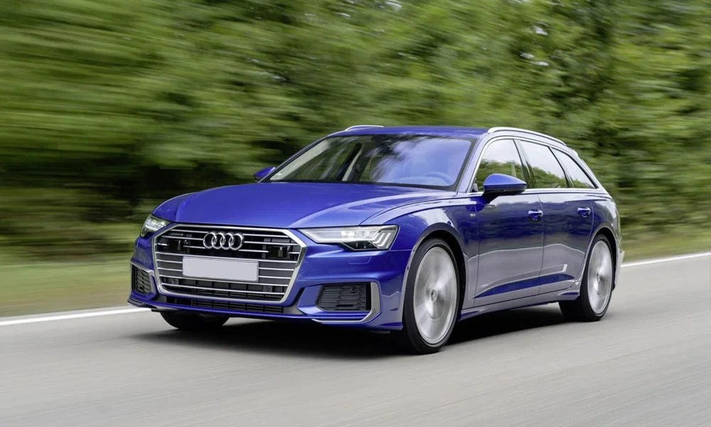 Фото Audi A6 Avant — вид спереди, фото 3. Анфас: пропорции капота, посадка кузова и графика ходовых огней. Рисунок ходовых огней — подпись модели, по нему её узнают в потоке Audi A6 Avant — вид спереди, фото 3