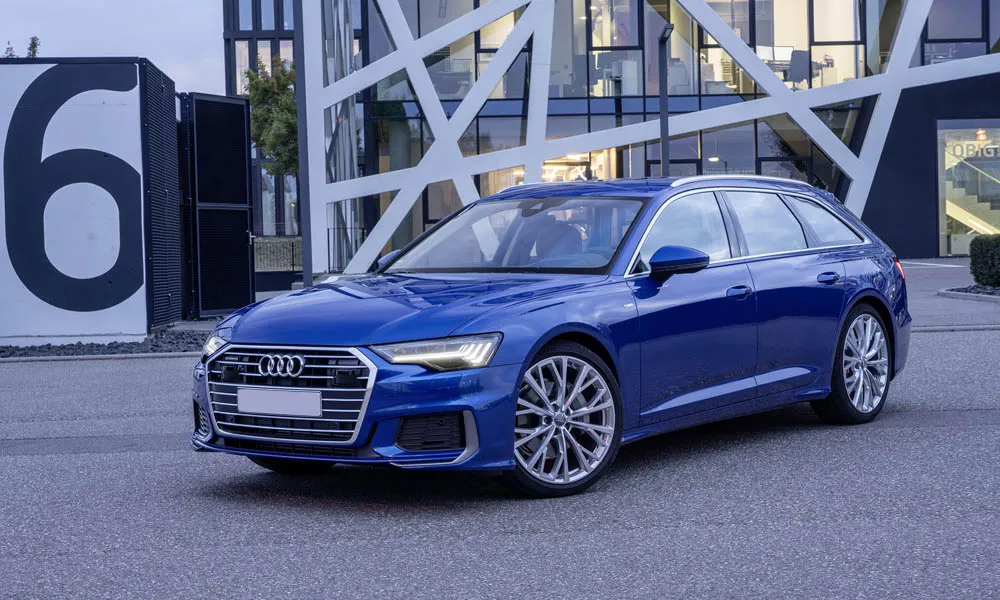 Фото Audi A6 Avant — вид спереди, фото 4. Анфас: пропорции капота, посадка кузова и графика ходовых огней. Рисунок ходовых огней — подпись модели, по нему её узнают в потоке Audi A6 Avant — вид спереди, фото 4