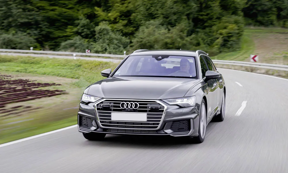 Фото Audi A6 Avant — вид спереди, фото 5. Серый кузов, строгая симметрия оптики — базовый ракурс знакомства с дизайном. Дневные ходовые огни включаются автоматически с запуском Audi A6 Avant — вид спереди, фото 5
