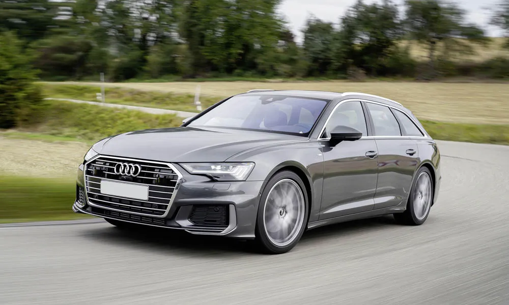 Фото Audi A6 Avant — вид спереди, фото 6. Анфас: пропорции капота, посадка кузова и графика ходовых огней. Рисунок ходовых огней — подпись модели, по нему её узнают в потоке Audi A6 Avant — вид спереди, фото 6