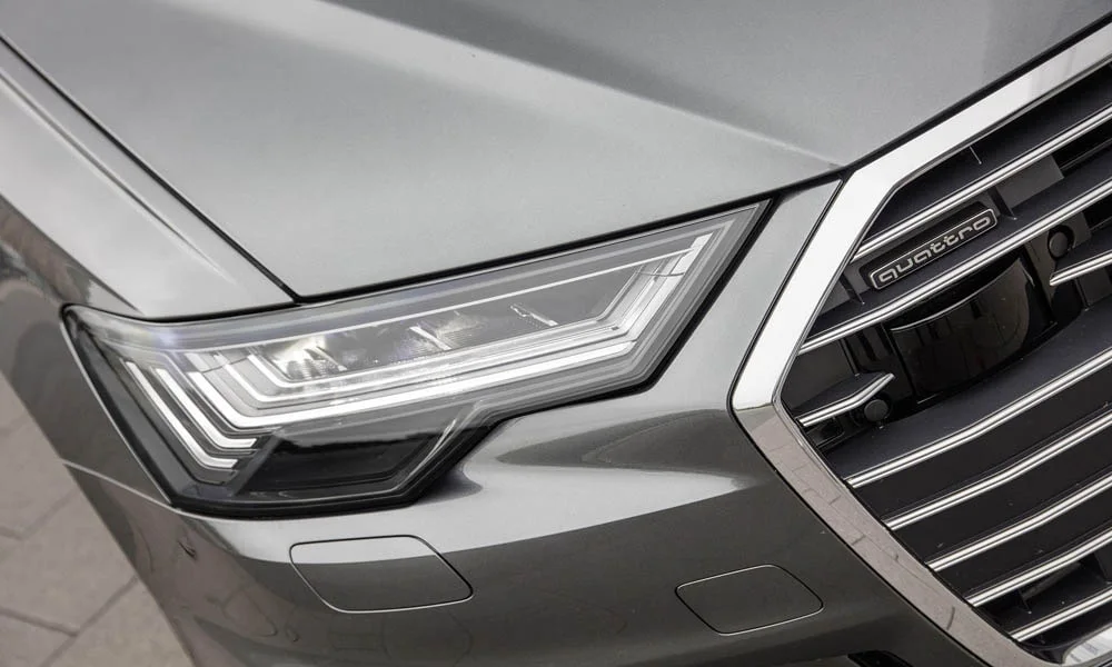 Фото Audi A6 Avant — вид спереди, фото 8. Передок в сером исполнении — крупная светотехника и выразительный бампер. Дневные ходовые огни включаются автоматически с запуском Audi A6 Avant — вид спереди, фото 8