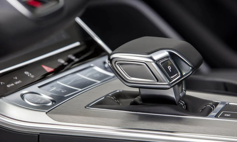 Фото Audi A6 Avant — селектор коробки передач. Селектор трансмиссии на центральной консоли. Автохолд удерживает машину на светофоре без ноги на тормозе Audi A6 Avant — селектор коробки передач