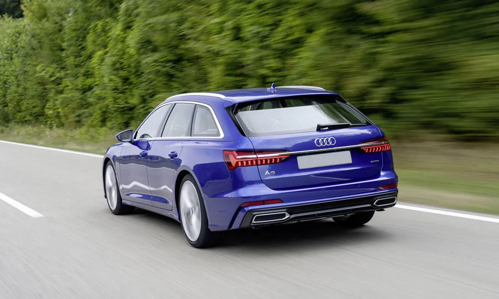 Фото Audi A6 Avant — вид сзади, фото 4. Корма в синем цвете: графика фонарей и пластика пятой двери. Светодиодная полоса или раздельные секции — задняя оптика стала главным украшением кормы Audi A6 Avant — вид сзади, фото 4