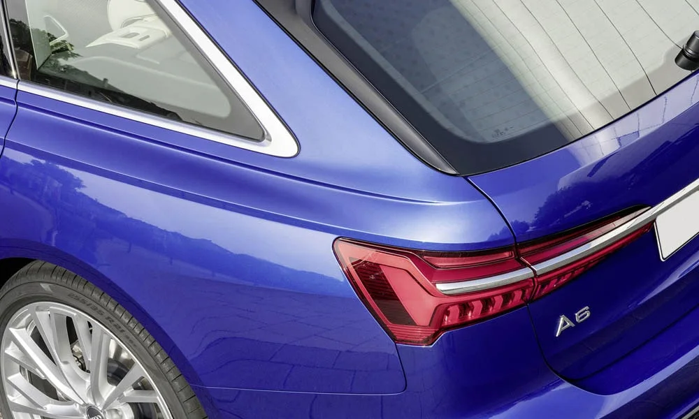 Фото Audi A6 Avant — вид сзади, фото 6. Синий кузов сзади — фонари и бампер определяют ночной образ модели Audi A6 Avant — вид сзади, фото 6