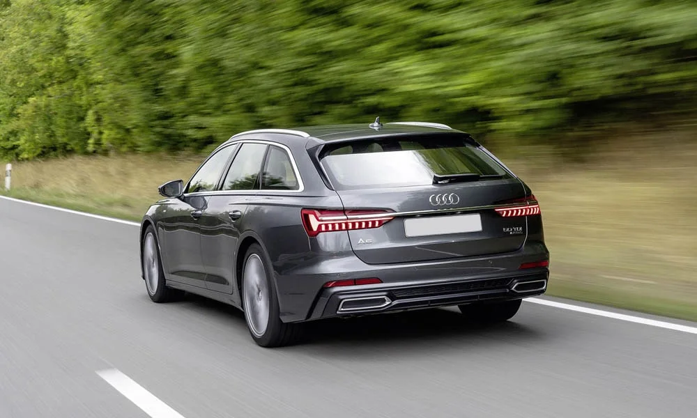 Фото Audi A6 Avant — вид сзади, фото 9. Линия крыши, стойки и задняя дверь в чёрном исполнении. Светодиодная полоса или раздельные секции — задняя оптика стала главным украшением кормы Audi A6 Avant — вид сзади, фото 9