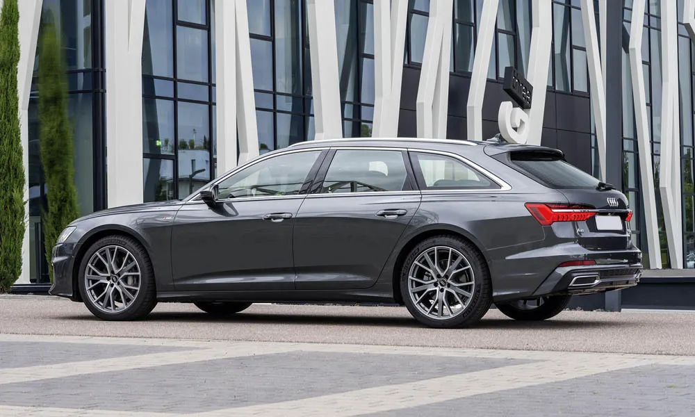 Фото Audi A6 Avant — вид сзади, фото 11. Корма в сером цвете: графика фонарей и пластика пятой двери. Светодиодная полоса или раздельные секции — задняя оптика стала главным украшением кормы Audi A6 Avant — вид сзади, фото 11