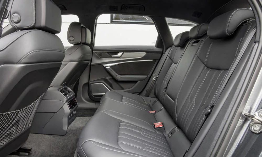 Фото Audi A6 Avant — задние сиденья. Посадка второго ряда: подголовники и подлокотник Audi A6 Avant — задние сиденья