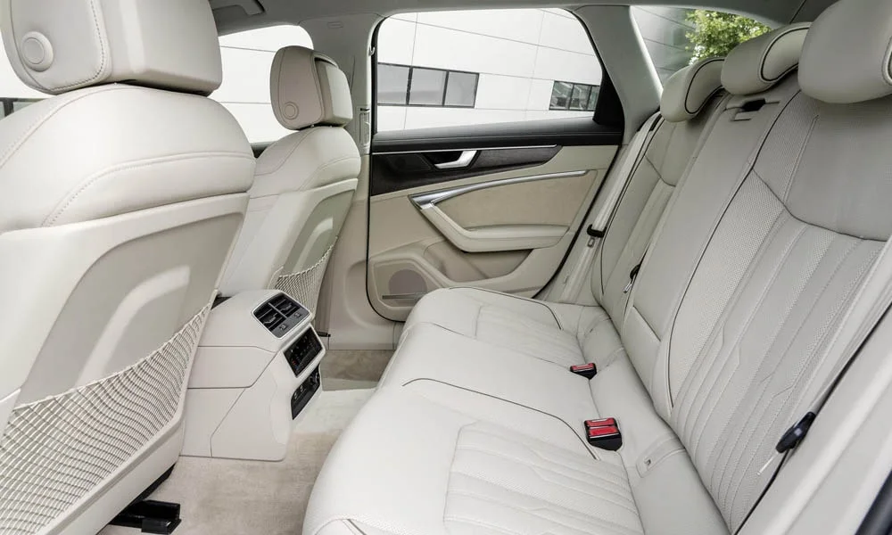 Фото Audi A6 Avant — задние сиденья, фото 2. Посадка второго ряда: подголовники и подлокотник. Крепления ISOFIX для детских кресел — в основании спинки Audi A6 Avant — задние сиденья, фото 2
