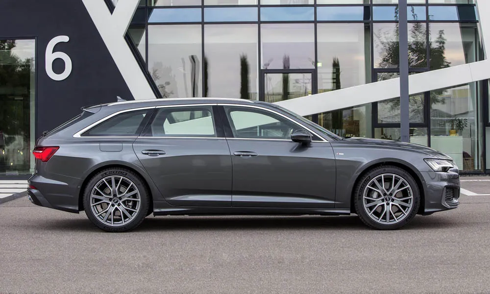 Фото Audi A6 Avant — вид сбоку, фото 4. Серый кузов в профиль — пропорции, высота посадки и дизайн дисков. Хромированные или чёрные молдинги окон отличают комплектации Audi A6 Avant — вид сбоку, фото 4
