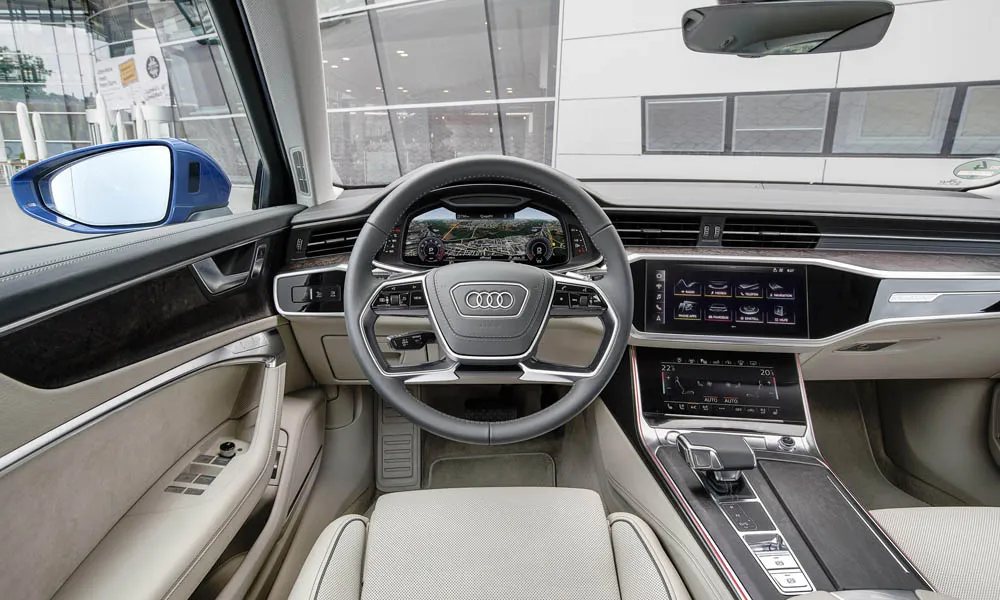 Фото Audi A6 Avant — руль. Обшивка обода и компоновка спиц крупным планом. Правильная посадка: руки на «9 и 3», приборы читаются поверх обода Audi A6 Avant — руль