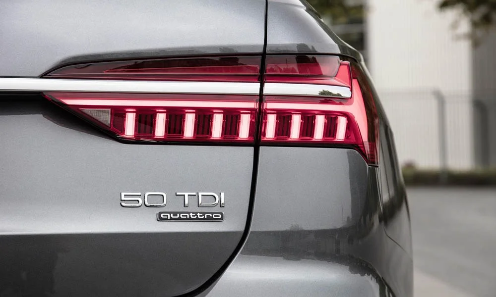 Фото Audi A6 Avant — задние фонари. Графика секций крупным планом — ночная подпись модели Audi A6 Avant — задние фонари