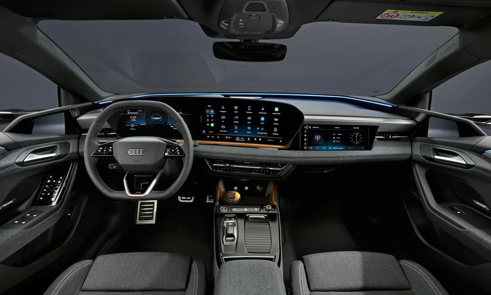 Фото Audi A6 Sportback e-tron (2024) — передняя панель. Передняя панель в тёмно-синей отделке: расположение экранов и дефлекторов. Минимум физических кнопок — ставка на экранное управление Audi A6 Sportback e-tron (2024) — передняя панель