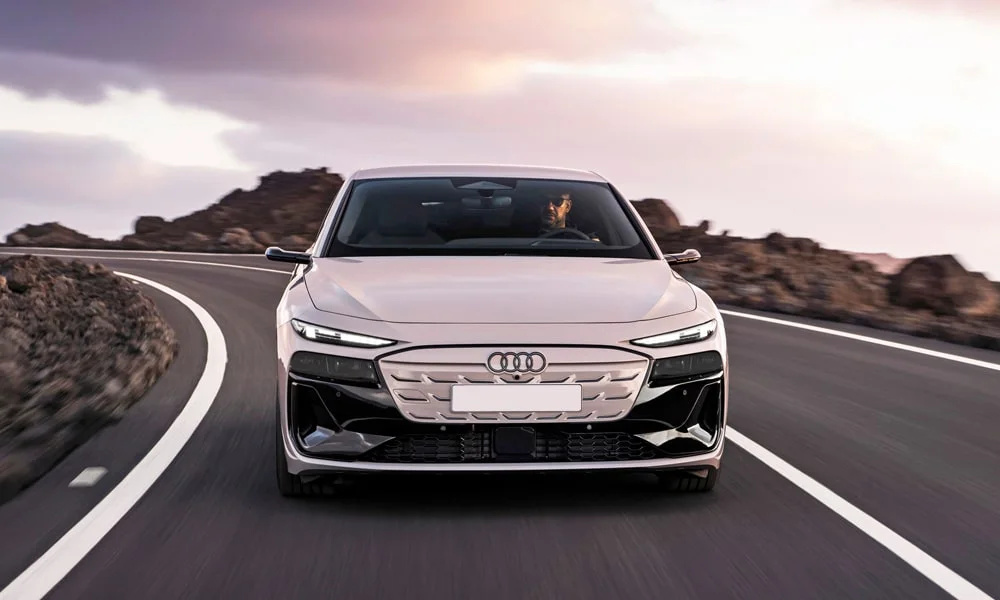 Фото Audi A6 Sportback e-tron (2024) — вид спереди, фото 3. Анфас: пропорции капота, посадка кузова и графика ходовых огней. Рисунок ходовых огней — подпись модели, по нему её узнают в потоке Audi A6 Sportback e-tron (2024) — вид спереди, фото 3