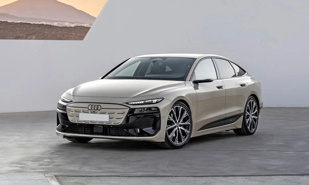 Фото Audi A6 Sportback e-tron (2024) — вид спереди, фото 6. Анфас: пропорции капота, посадка кузова и графика ходовых огней Audi A6 Sportback e-tron (2024) — вид спереди, фото 6