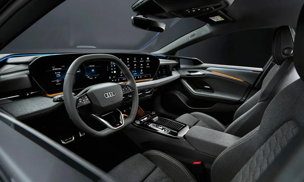 Фото Audi A6 Sportback e-tron (2024) — приборная панель. Экран приборов за рулём — вся ходовая информация перед глазами. Запас хода и расход выводятся крупно — главные цифры ежедневных поездок Audi A6 Sportback e-tron (2024) — приборная панель