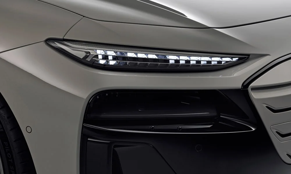 Фото Audi A6 Sportback e-tron (2024) — решётка радиатора. Фирменный рисунок облицовки — визитная карточка марки Audi A6 Sportback e-tron (2024) — решётка радиатора