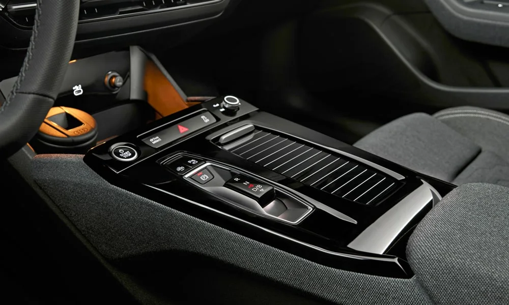 Фото Audi A6 Sportback e-tron (2024) — интерьер, фото 2. Общий план салона: архитектура панели, консоль и кресла. Светлая гамма зрительно расширяет салон, тёмная — практичнее в уходе Audi A6 Sportback e-tron (2024) — интерьер, фото 2