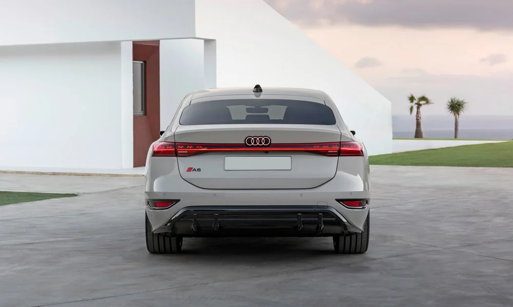 Фото Audi A6 Sportback e-tron (2024) — вид сзади, фото 7. Графика фонарей, бампер и оформление пятой двери Audi A6 Sportback e-tron (2024) — вид сзади, фото 7