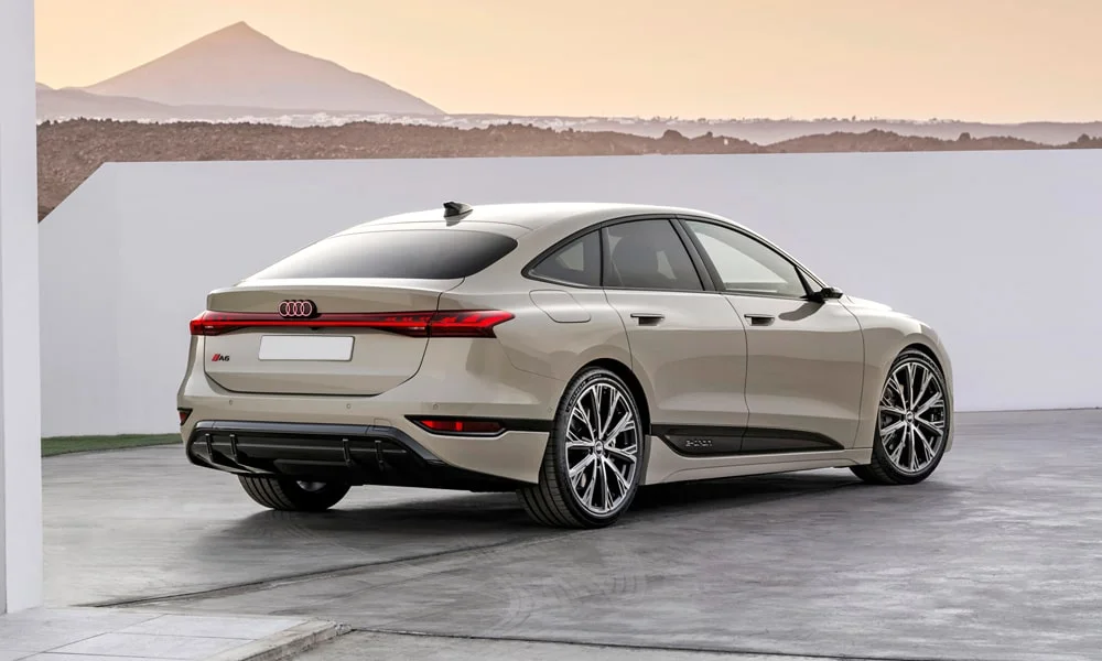 Фото Audi A6 Sportback e-tron (2024) — вид сзади, фото 8. Корма в бежевом цвете: графика фонарей и пластика пятой двери Audi A6 Sportback e-tron (2024) — вид сзади, фото 8